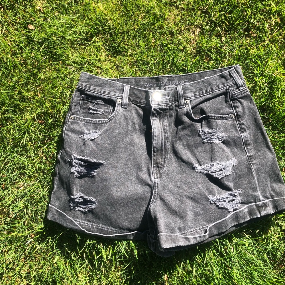 Nearly new American Eagle “mom” shorts in black, size 12